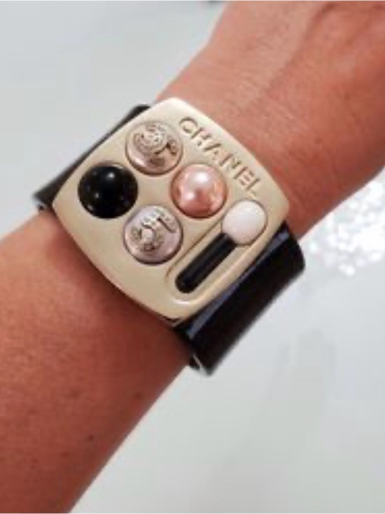 CHANEL Jewelry - ✨🪩💄 CHANEL CC 5 Makeup Palette Cuff 💖✨